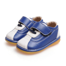 Marine und weiße Baby-quietschende Schuhe